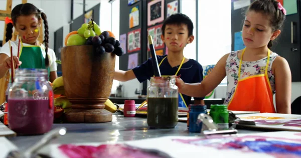 Diversos Niños Participan Una Actividad Pintura Rodeados Coloridos Materiales Arte — Foto de Stock