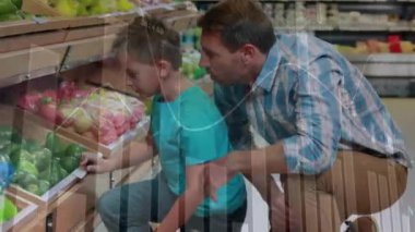 Çocuk bakkalı alışverişi yapan beyaz bir adamın finansal veri işleme animasyonu. Küresel alışveriş, finans, bağlantılar, hesaplama ve veri işleme kavramı dijital olarak oluşturulmuş video.