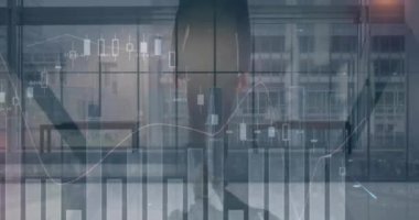 İş adamının yürümesi ve pencereye, arka plana bakması üzerine çizimlerin animasyonu 