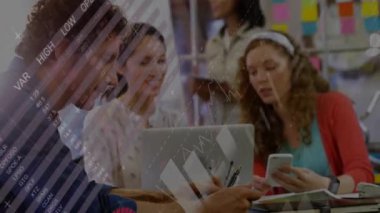 Ofisteki çeşitli iş adamları üzerinde finansal veri işleme animasyonu. Küresel finans, iş, bağlantılar, hesaplama ve veri işleme kavramı dijital olarak oluşturulmuş video.