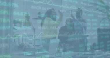 Ofisteki çeşitli iş adamları üzerinde finansal veri işleme animasyonu. Küresel finans, iş, bağlantılar, hesaplama ve veri işleme kavramı dijital olarak oluşturulmuş video.