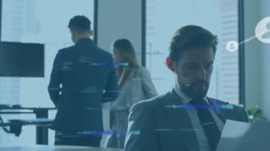 Kafkas iş arkadaşları üzerinde insan ikonlarının animasyonu. Ağ, veri, dijital arayüz, iş ve küresel iletişim, dijital olarak oluşturulmuş video.