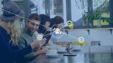 Farklı meslekdaşların iş tartışmalarında simgelerle bağlantı ağının animasyonu. Küresel iş, teknoloji ve dijital arayüz kavramı dijital olarak oluşturulmuş video.