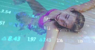 Güneşli yüzme havuzunda dinlenen mutlu beyaz kadının verilerini işleme animasyonu. Veri, dijital arayüz, bağlantı, yaz, tatiller ve rahatlama, dijital olarak oluşturulmuş video.