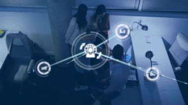 Bilgisayar kullanarak farklı meslekdaşların üzerindeki simgelerle bağlantı ağının canlandırılması. Küresel iş ve dijital arayüz kavramı dijital olarak oluşturulmuş video.