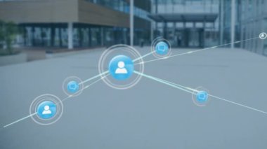 Şehir manzarası üzerindeki simgelerle bağlantı ağının animasyonu. Küresel iş, teknoloji ve dijital arayüz kavramı dijital olarak oluşturulmuş video.