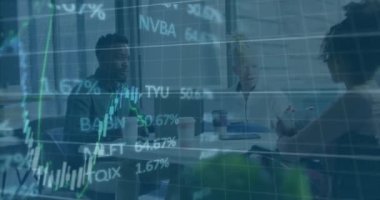 Çeşitli erkek ve kadın meslektaşların günlük toplantılarda tartıştıkları veri işleme animasyonları. Dijital arayüz, takım çalışması, iş, ofis, ağ ve iletişim, dijital olarak oluşturulmuş video.