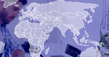 Ofisteki dizüstü bilgisayarla Kafkas iş adamının finansal veri işleme animasyonu. Küresel finans, iş, bağlantılar, hesaplama ve veri işleme kavramı dijital olarak oluşturulmuş video.