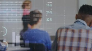 Sınıftaki çeşitli öğrencilerin finansal veri işleme animasyonları. Küresel finans, iş, bağlantılar, hesaplama ve veri işleme kavramı dijital olarak oluşturulmuş video.
