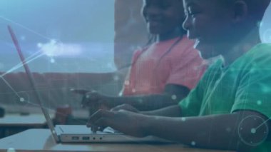 Sınıfta dizüstü bilgisayar kullanan Afro-Amerikan öğrencilerin iletişim ağının animasyonu. Bağlantı, veri, dijital arayüz, okul, eğitim ve iletişim, dijital olarak oluşturulmuş video.