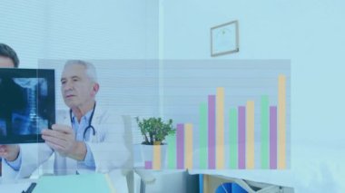 Kafkas erkek doktorlar üzerinde finansal veri işleme animasyonu. Küresel tıp, bilgisayar ve dijital arayüz kavramı dijital olarak oluşturulmuş video.