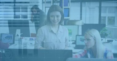 Çeşitli meslekdaşların iş tartışmalarına ilişkin diyagramlar ve veri işleme animasyonları. Küresel iş ve dijital arayüz kavramı dijital olarak oluşturulmuş video.