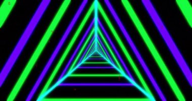 Siyah arkaplanda mavi ve yeşil üçgenlerin animasyonu. Işık, şekiller, renkler ve hareket konsepti dijital olarak oluşturulmuş video.