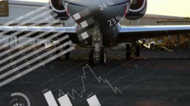 Veri işleme ve düzlem üzerindeki diyagramların animasyonu. Küresel iş ve dijital arayüz kavramı dijital olarak oluşturulmuş video.