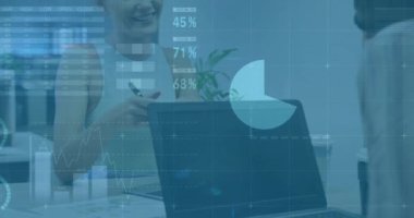 Kafkasyalı iş kadınıyla ilgili finansal veri işleme animasyonu. Küresel finans, iş, bağlantılar, hesaplama ve veri işleme kavramı dijital olarak oluşturulmuş video.