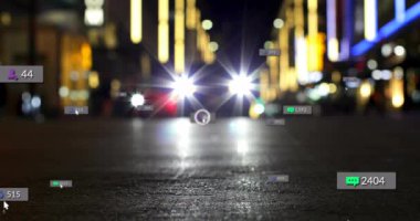 Sokakta arabaların üzerinde numaralar olan sosyal medya simgelerinin canlandırılması. Dijital olarak oluşturulmuş küresel sosyal medya, iletişim ve dijital arayüz kavramı.