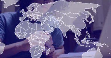 Dünya haritasının animasyonu ve ofisteki dizüstü bilgisayarla Kafkas iş adamının veri işlemesi. Küresel finans, iş, bağlantılar, hesaplama ve veri işleme kavramı dijital olarak oluşturulmuş video.