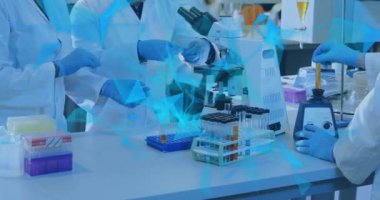 Laboratuvardaki çeşitli bilim adamları üzerinde parlayan ışık izleri. Küresel bilim, bağlantılar, hesaplama ve veri işleme kavramı dijital olarak oluşturulmuş video.