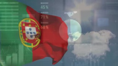 Mavi gökyüzü üzerinde Portekiz bayrağının canlandırılması ve grafik işleme verileri. Portekizce, ağ, veri, dijital arayüz, işletme, finans ve küresel iletişim, dijital olarak oluşturulmuş video.