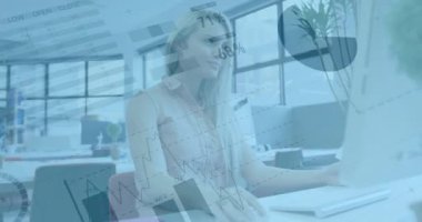 Bilgisayar kullanan Kafkas iş kadınının üzerinde şema ve veri işleme animasyonları. Küresel iş ve dijital arayüz kavramı dijital olarak oluşturulmuş video.