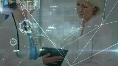 Çeşitli doktorlar üzerindeki bağlantı ağının animasyonu. Küresel tıp, işletme, bağlantılar, hesaplama ve veri işleme kavramı dijital olarak oluşturulmuş video.