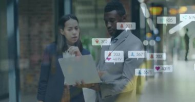 Dizüstü bilgisayar kullanarak ve konuşarak farklı meslektaşların sosyal medya bildirimlerinin canlandırılması. Dijital arayüz, iş, takım çalışması, bağlantı ve iletişim, dijital olarak oluşturulmuş video.