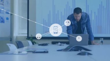 Kafkasyalı iş adamının dizüstü bilgisayar kullanarak simgelerle olan bağlantılarının animasyonu. Küresel iş, teknoloji ve dijital arayüz kavramı dijital olarak oluşturulmuş video.