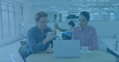 Dizüstü bilgisayarla çeşitli iş adamları üzerinde finansal veri işleme animasyonu. Küresel finans, iş, bağlantılar, hesaplama ve veri işleme kavramı dijital olarak oluşturulmuş video.