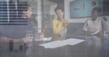 Çeşitli meslektaşların iş tartışmaları üzerine veri işleme ve diyagramların animasyonu. Küresel iş, takım çalışması ve dijital arayüz kavramı dijital olarak oluşturulmuş video.