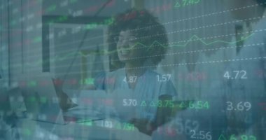 Ofisteki çeşitli iş adamları üzerinde finansal veri işleme animasyonu. Küresel finans, iş, bağlantılar, hesaplama ve veri işleme kavramı dijital olarak oluşturulmuş video.