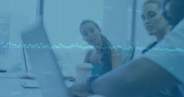 Dizüstü bilgisayarla çeşitli iş adamları üzerinde finansal veri işleme animasyonu. Küresel finans, iş, bağlantılar, hesaplama ve veri işleme kavramı dijital olarak oluşturulmuş video.