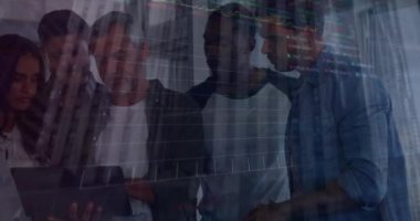 Ofisteki dizüstü bilgisayar kullanan çeşitli iş adamlarının finansal veri işleme animasyonları. Küresel finans, iş, bağlantılar, hesaplama ve veri işleme kavramı dijital olarak oluşturulmuş video.