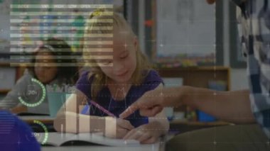 Sınıfta çalışan çeşitli erkek öğretmen ve kız öğrencilerin veri işleme çizelgelerinin animasyonu. Eğitim, dijital arayüz, veri, öğrenme, ağ ve iletişim, dijital olarak oluşturulmuş video.