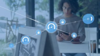 Tablet kullanan melez adamın üzerindeki simgelerle bağlantı ağının animasyonu. Küresel iş, teknoloji ve dijital arayüz kavramı dijital olarak oluşturulmuş video.