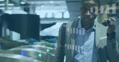 Akıllı telefonlu Afro-Amerikan iş adamı üzerinden finansal veri işleme animasyonu. Küresel finans, iş, bağlantılar, hesaplama ve veri işleme kavramı dijital olarak oluşturulmuş video.