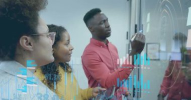 Ofisteki çeşitli iş adamları üzerinde veri işleme animasyonu. Küresel finans, iş, bağlantılar, hesaplama ve veri işleme kavramı dijital olarak oluşturulmuş video.