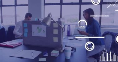 Ofiste akıllı telefon kullanan iki ırklı iş kadınının finansal veri işleme animasyonu. Küresel finans, iş, bağlantılar, hesaplama ve veri işleme kavramı dijital olarak oluşturulmuş video.