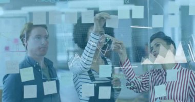 Çeşitli meslektaşların iş tartışmaları üzerine veri işleme ve diyagramların animasyonu. İş, takım çalışması ve dijital arayüz konsepti dijital olarak oluşturulmuş video.