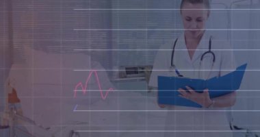 Kafkasyalı kadın doktorun hastanedeki finansal veri işleme animasyonu. Küresel tıp, sağlık, bağlantılar, hesaplama ve veri işleme kavramı dijital olarak oluşturulmuş video.