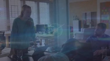 Ofisteki çeşitli iş adamlarıyla olan bağlantıların animasyonu. Küresel finans, iş, bağlantılar, hesaplama ve veri işleme kavramı dijital olarak oluşturulmuş video.