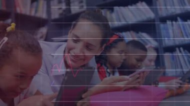 Sınıfta tablet kullanan çeşitli kadın öğretmenler ve çocuklar üzerinde veri işleme animasyonu. Dijital arayüz, okul, eğitim, bağlantı ve iletişim, dijital olarak oluşturulmuş video.