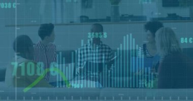 Dizüstü bilgisayarla çeşitli iş adamları üzerinde finansal veri işleme animasyonu. Küresel finans, iş, bağlantılar, hesaplama ve veri işleme kavramı dijital olarak oluşturulmuş video.
