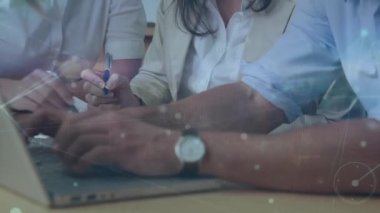 Muhtelif meslekdaşların ofiste el çırpması üzerinden bağlantı ağının animasyonu. Küresel iş, finans, takım çalışması, bağlantılar ve dijital arayüz konsepti dijital olarak oluşturulmuş video.