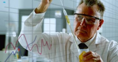 Kafkas erkek bilim adamının laboratuvarda finansal veri işleme animasyonu. Küresel bilim sektörü, bağlantılar, hesaplama ve veri işleme kavramı dijital olarak oluşturulmuş video.