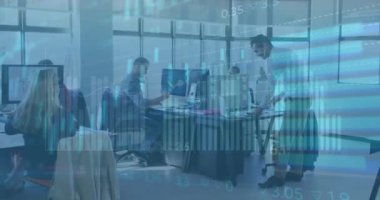 Ofisteki çeşitli iş adamları üzerinde finansal veri işleme animasyonu. Küresel finans, iş, bağlantılar, hesaplama ve veri işleme kavramı dijital olarak oluşturulmuş video.