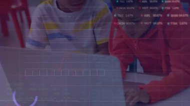 İlkokulda dizüstü bilgisayar kullanan çeşitli kız ve oğlanlarla ilgili veri işleme animasyonu. Dijital arayüz, okul, eğitim, bağlantı ve iletişim, dijital olarak oluşturulmuş video.