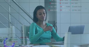 Dizüstü bilgisayar kullanan melez bir kadının finansal veri işleme animasyonu. Küresel finans, iş, bağlantılar, hesaplama ve veri işleme kavramı dijital olarak oluşturulmuş video.