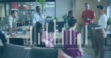 Ofisteki çeşitli iş adamları üzerinde finansal veri işleme animasyonu. Küresel finans, iş, bağlantılar, hesaplama ve veri işleme kavramı dijital olarak oluşturulmuş video.