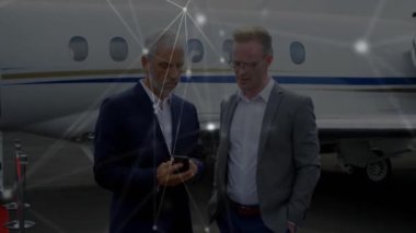 Çeşitli iş adamları üzerinden uçaklarla bağlantı ağının animasyonu. Küresel seyahat, finans, iş, bağlantılar, hesaplama ve veri işleme kavramı dijital olarak oluşturuldu.