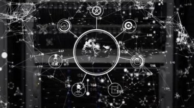 Veri işleme ve sunucu odası üzerinden dünya ve simgelerle bağlantı ağının animasyonu. Küresel teknoloji ve dijital arayüz konsepti dijital olarak oluşturulmuş video.